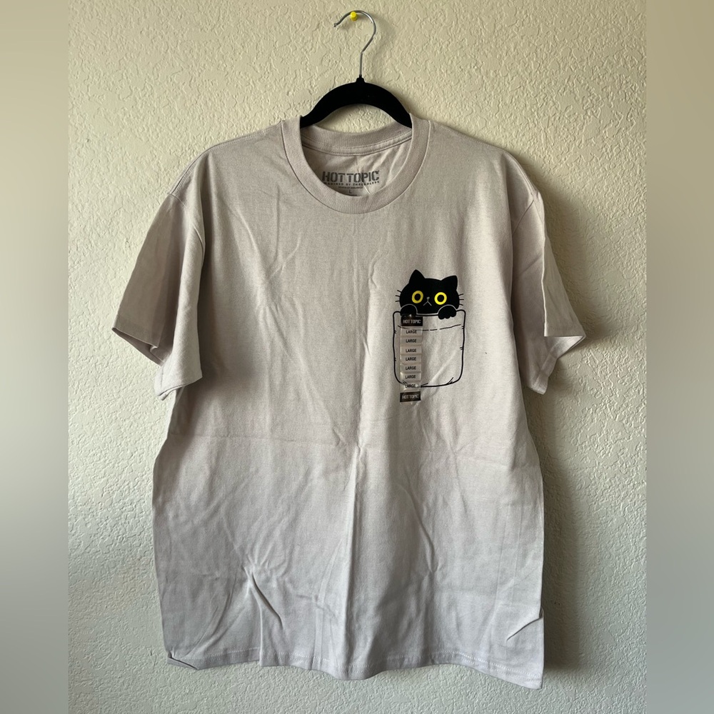 Hot Topic Beige T-Shirt with Black Cat in Pocket Graphic